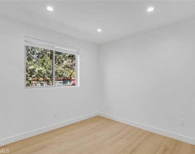 4851 1/2 Woodman Avenue - Photo Thumbnail 7