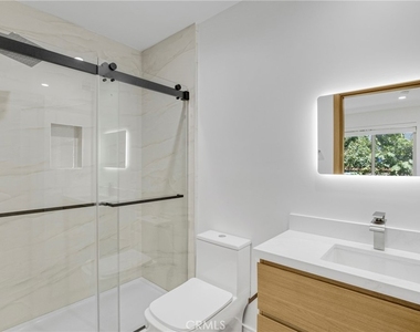 4851 1/2 Woodman Avenue - Photo Thumbnail 8