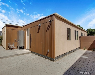4851 1/2 Woodman Avenue - Photo Thumbnail 11