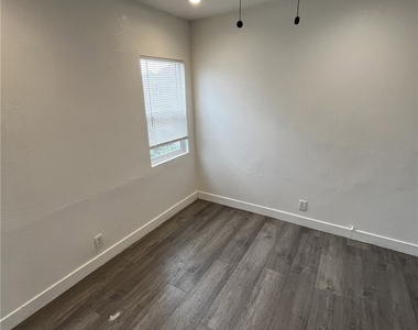4516 S Normandie - Photo Thumbnail 5