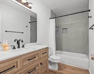 424 Stratford Court - Photo Thumbnail 15