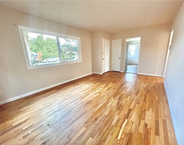 936 E Sandra - Photo Thumbnail 1