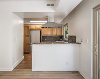 823 N Martel Avenue - Photo Thumbnail 5