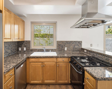 823 N Martel Avenue - Photo Thumbnail 6