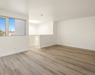 823 N Martel Avenue - Photo Thumbnail 16