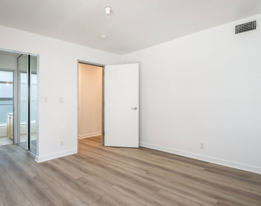 823 N Martel Avenue - Photo Thumbnail 10
