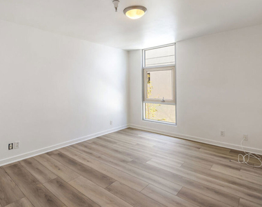 823 N Martel Avenue - Photo Thumbnail 12