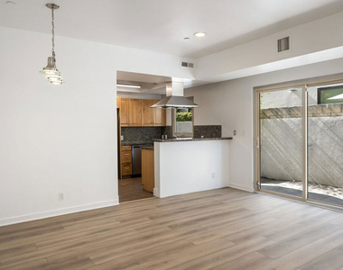 823 N Martel Avenue - Photo Thumbnail 3