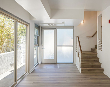 823 N Martel Avenue - Photo Thumbnail 2