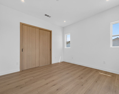 150 N Carondelet Street - Photo Thumbnail 29