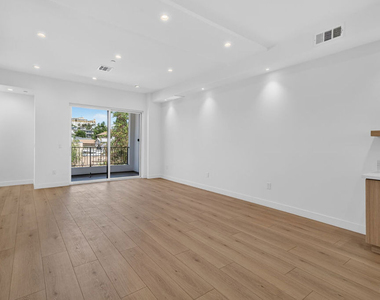 150 N Carondelet Street - Photo Thumbnail 2
