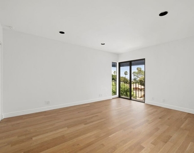 1121 La Collina Drive - Photo Thumbnail 18