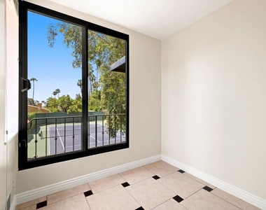1121 La Collina Drive - Photo Thumbnail 8