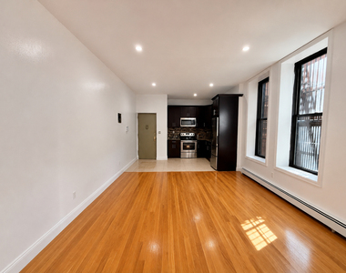 464 Throop Avenue - Photo Thumbnail 2