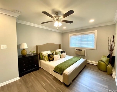 317 Brook Avenue - Photo Thumbnail 7