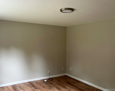 7 Koren Lane - Photo Thumbnail 2