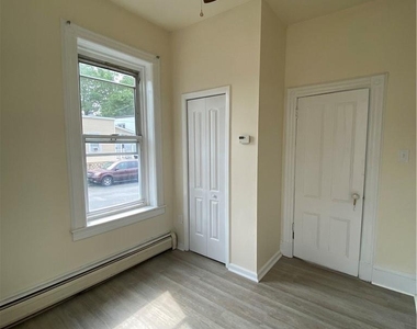 8 Franklin Avenue - Photo Thumbnail 6