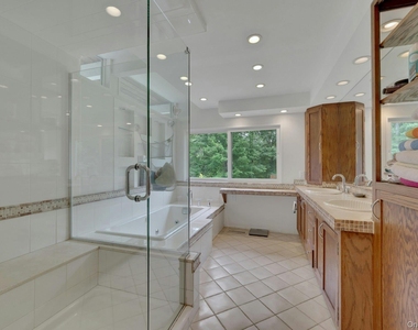 107 Holly Place - Photo Thumbnail 16