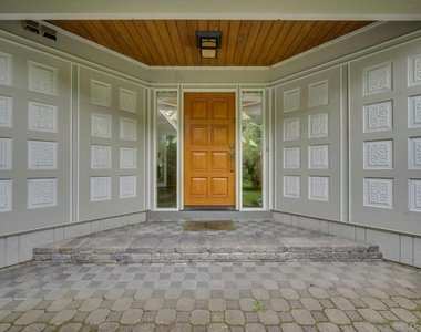 107 Holly Place - Photo Thumbnail 3