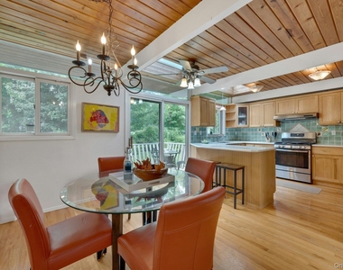 107 Holly Place - Photo Thumbnail 12