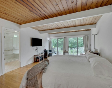 107 Holly Place - Photo Thumbnail 15