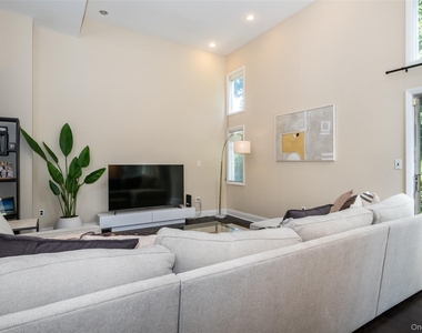 17 Edgewood Avenue - Photo Thumbnail 15