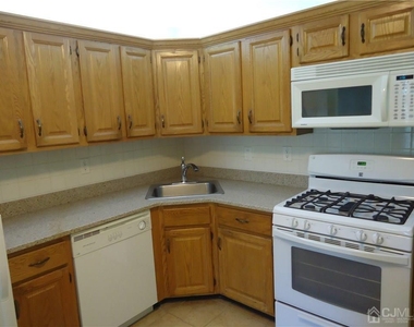 313 Wimbeldon Court - Photo Thumbnail 4