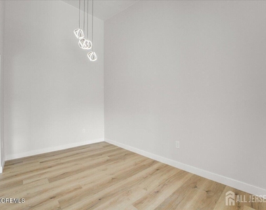 341 Danbury Lane - Photo Thumbnail 12