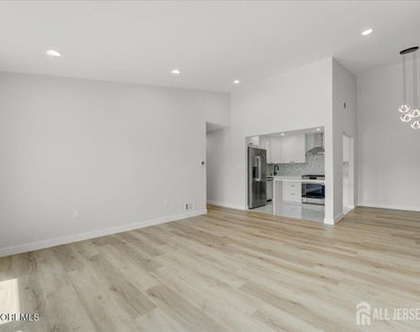 341 Danbury Lane - Photo Thumbnail 5