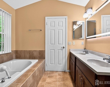64 Ashford Drive - Photo Thumbnail 16