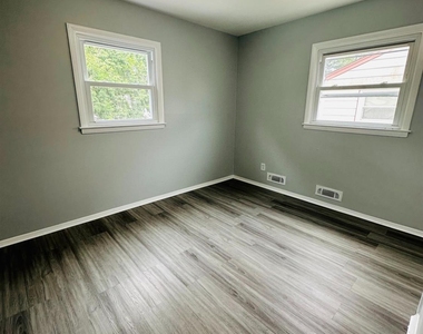 183 E Henry Place E - Photo Thumbnail 4