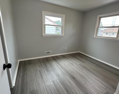 183 E Henry Place E - Photo Thumbnail 5