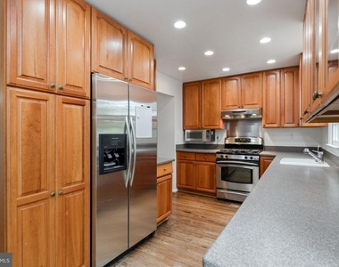 8207 Cedar Landing Court - Photo Thumbnail 18