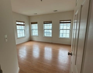 2664 Manhattan Place - Photo Thumbnail 10