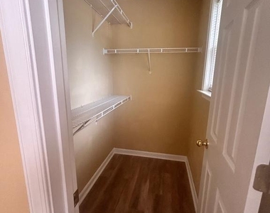 140 Lexington Court - Photo Thumbnail 9