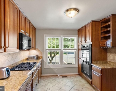 711 Acorn Court - Photo Thumbnail 4