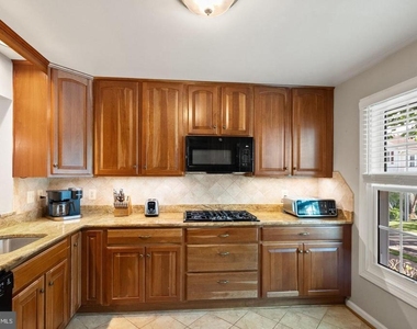 711 Acorn Court - Photo Thumbnail 2