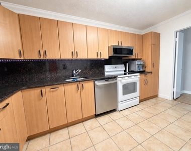 307 Yoakum Parkway - Photo Thumbnail 2