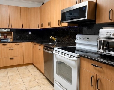 307 Yoakum Parkway - Photo Thumbnail 3