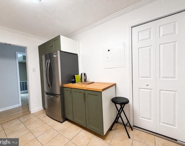 307 Yoakum Parkway - Photo Thumbnail 5