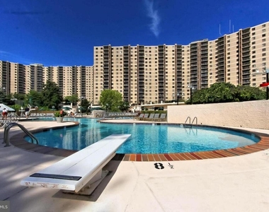 307 Yoakum Parkway - Photo Thumbnail 15