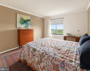 307 Yoakum Parkway - Photo Thumbnail 6