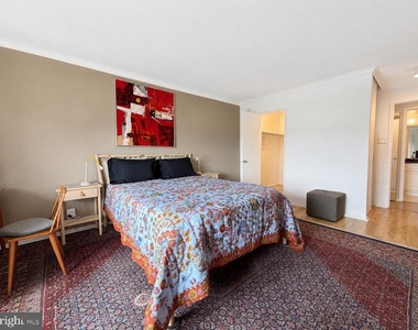 307 Yoakum Parkway - Photo Thumbnail 7