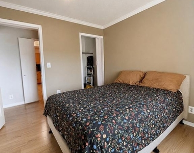 307 Yoakum Parkway - Photo Thumbnail 9