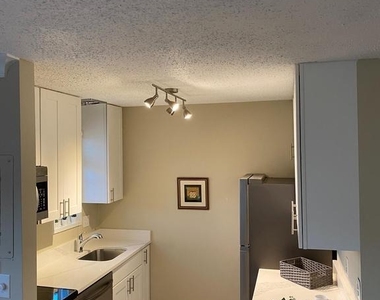 1630 W Abingdon Drive - Photo Thumbnail 12