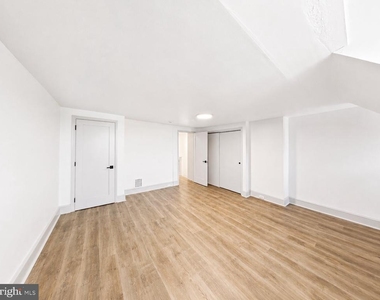 5233 Ridge Avenue - Photo Thumbnail 6