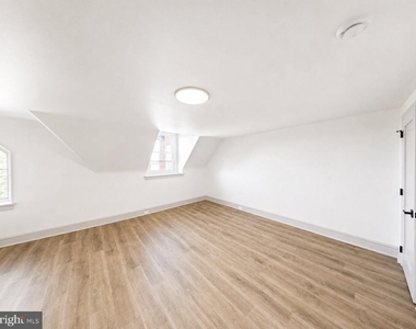 5233 Ridge Avenue - Photo Thumbnail 5