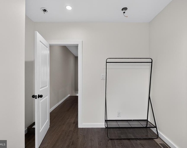 1911 S Lambert Street - Photo Thumbnail 25
