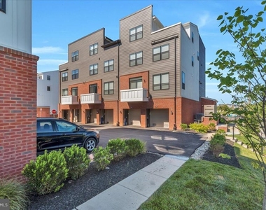 904 Riverplace Drive - Photo Thumbnail 1