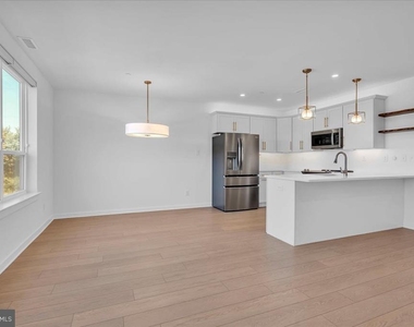 904 Riverplace Drive - Photo Thumbnail 4